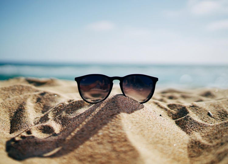 Cuidado de los Ojos en Verano: Disfruta del Sol sin Descuidar tu Vista en la Playa